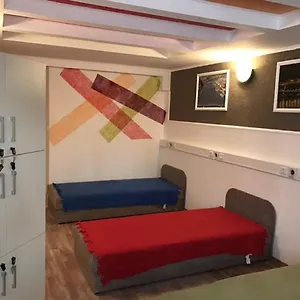 https://opera-hostel-budapest.inbudapesthotels.com